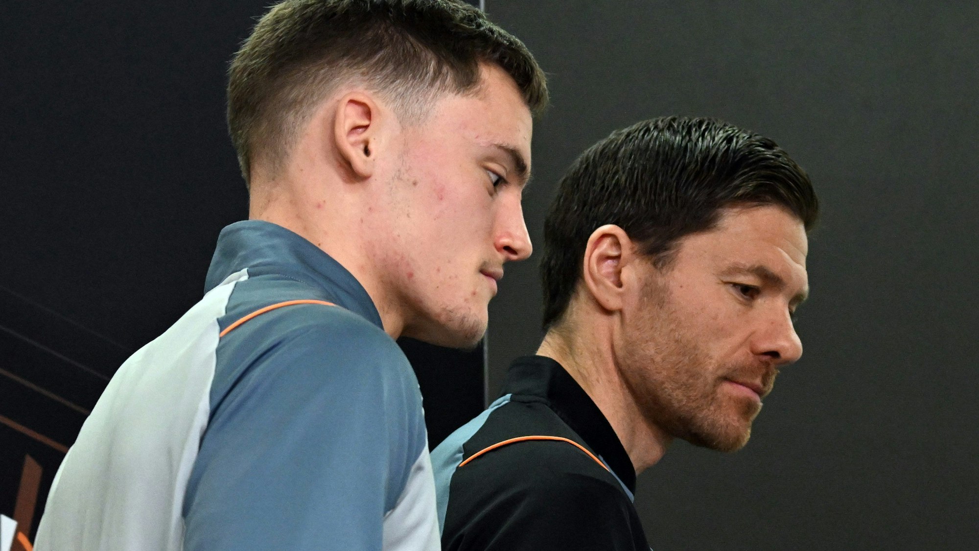08.03.2023, Nordrhein-Westfalen, Leverkusen: Fußball: Europa League, Vor dem Achtelfinale Bayer Leverkusen - Ferencvaros Budapest. Leverkusens Trainer Xabier Alonso (r) und Florian Wirtz gehen nach der Pressekonferenz vor dem Spiel gegen Ferencvaros Budapest vom Podium. Foto: Federico Gambarini/dpa +++ dpa-Bildfunk +++