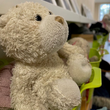 Ein Plüsch-Teddy liegt in einer Kita im Kreis Euskirchen.