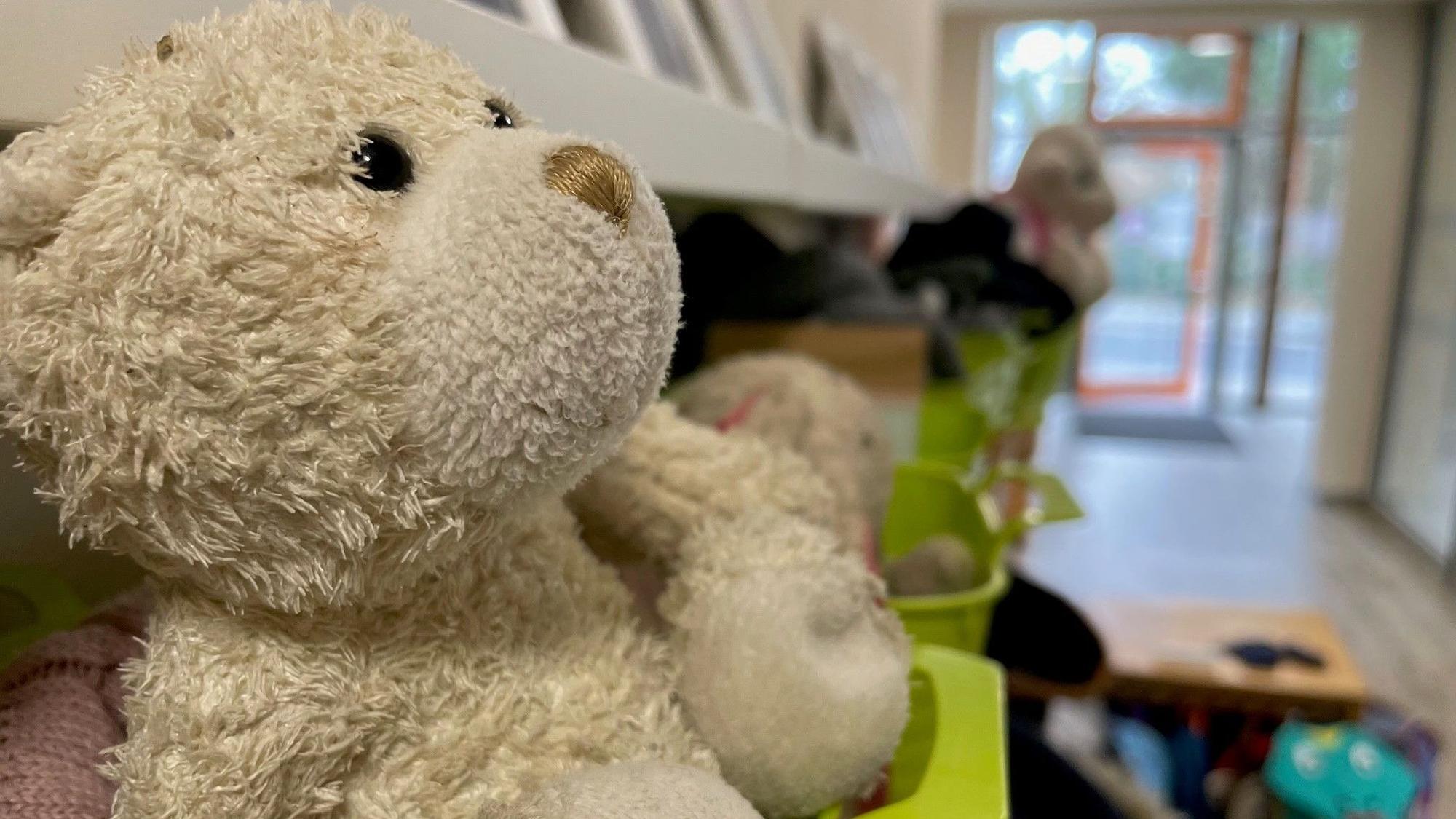 Ein Plüsch-Teddy liegt in einer Kita im Kreis Euskirchen.