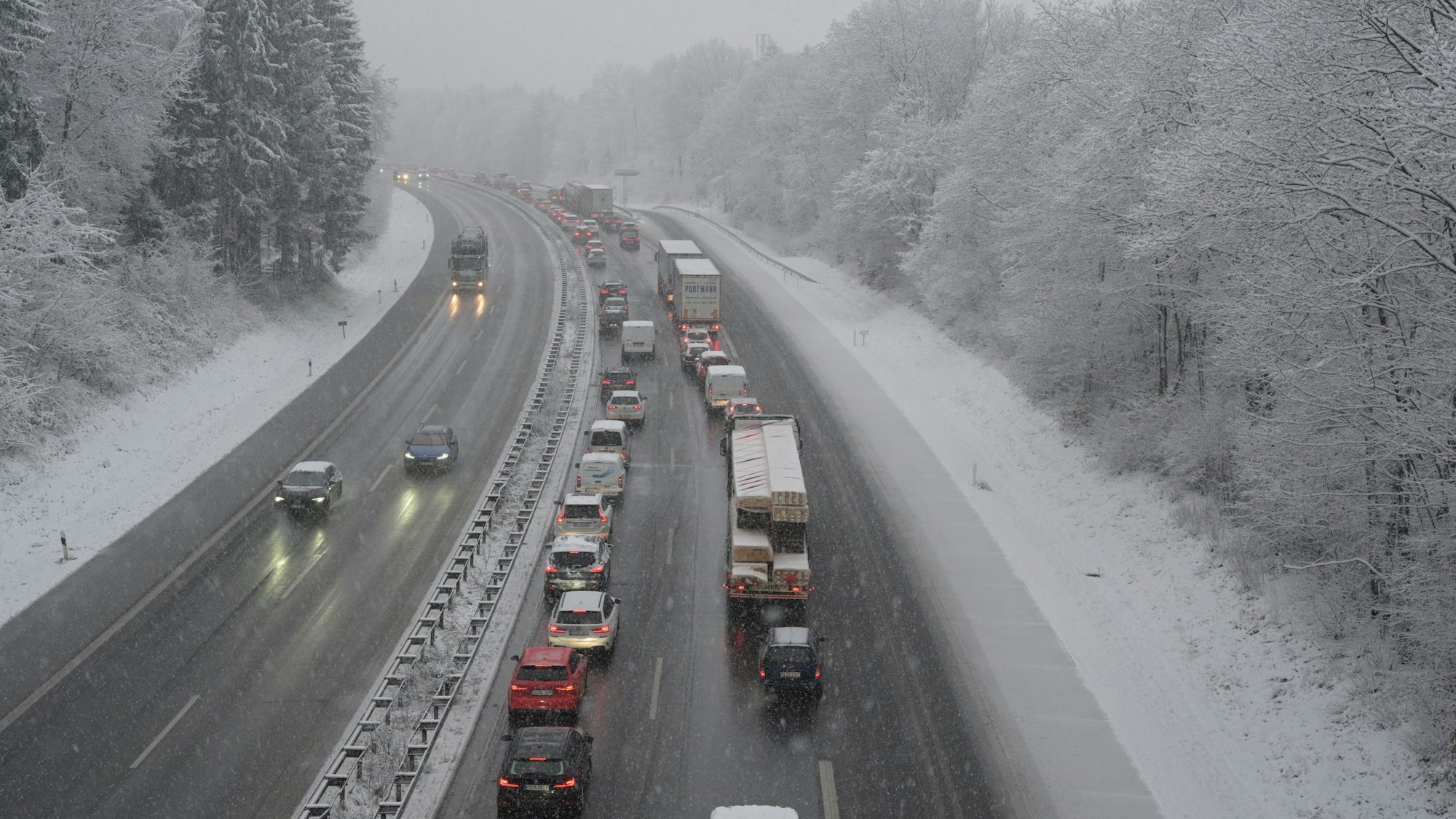 Der Mittwochmorgen auf der A4 bei Overath-Moitzfeld.