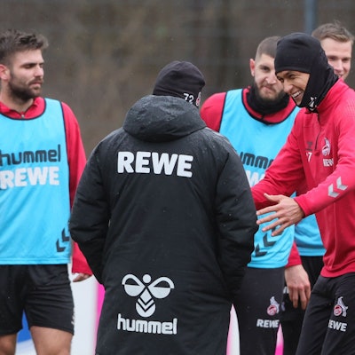 1. FC Köln, Training, Davie Selke herzt Steffen Baumgart (1. FC Köln), 07.03.2023, Bild: Herbert Bucco