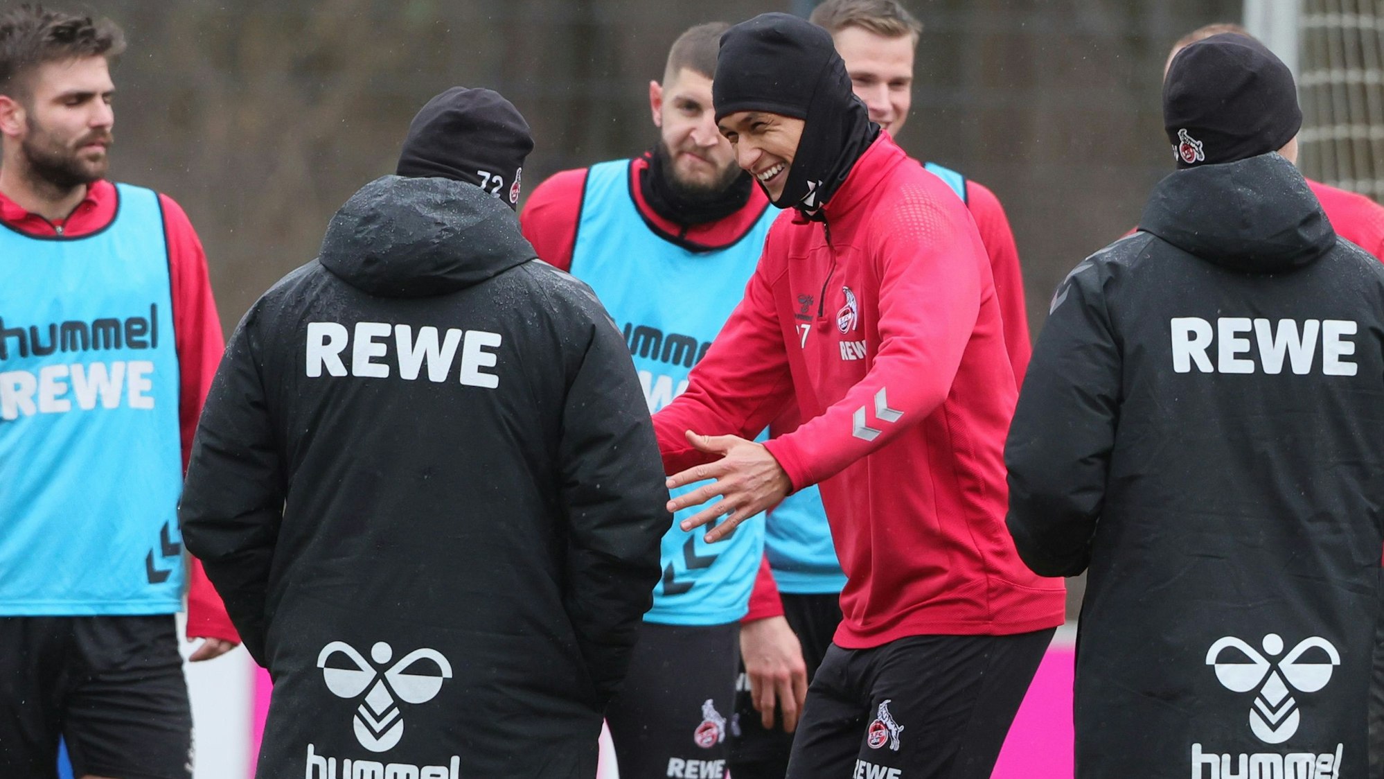 1. FC Köln, Training, Davie Selke herzt Steffen Baumgart (1. FC Köln), 07.03.2023, Bild: Herbert Bucco