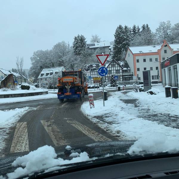 Ein Räumfahrzeug fährt in der Eifel durch einen Kreisverkehr.