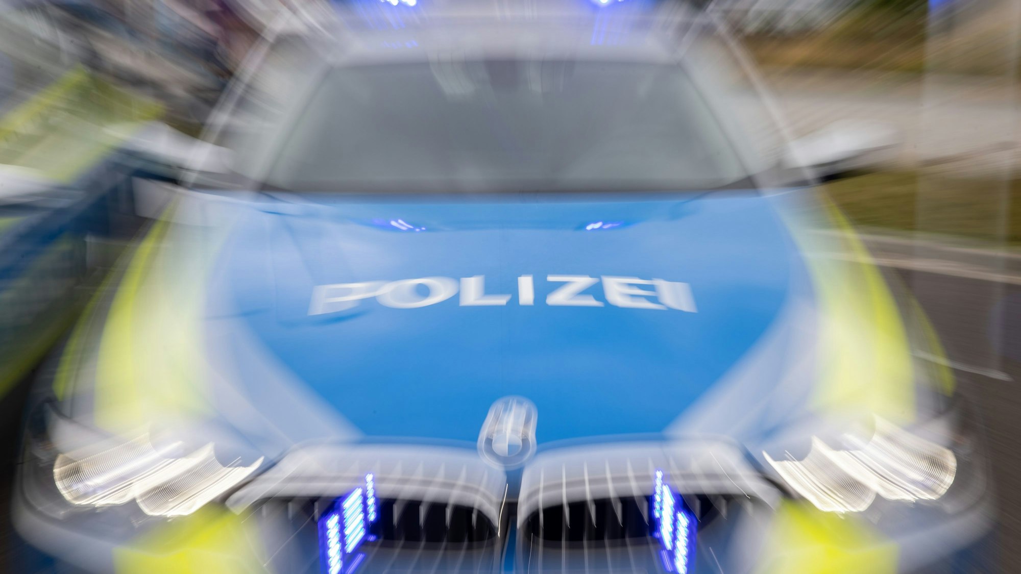Auf dem Foto ist ein Polizeiwagen im Einsatz zu sehen.