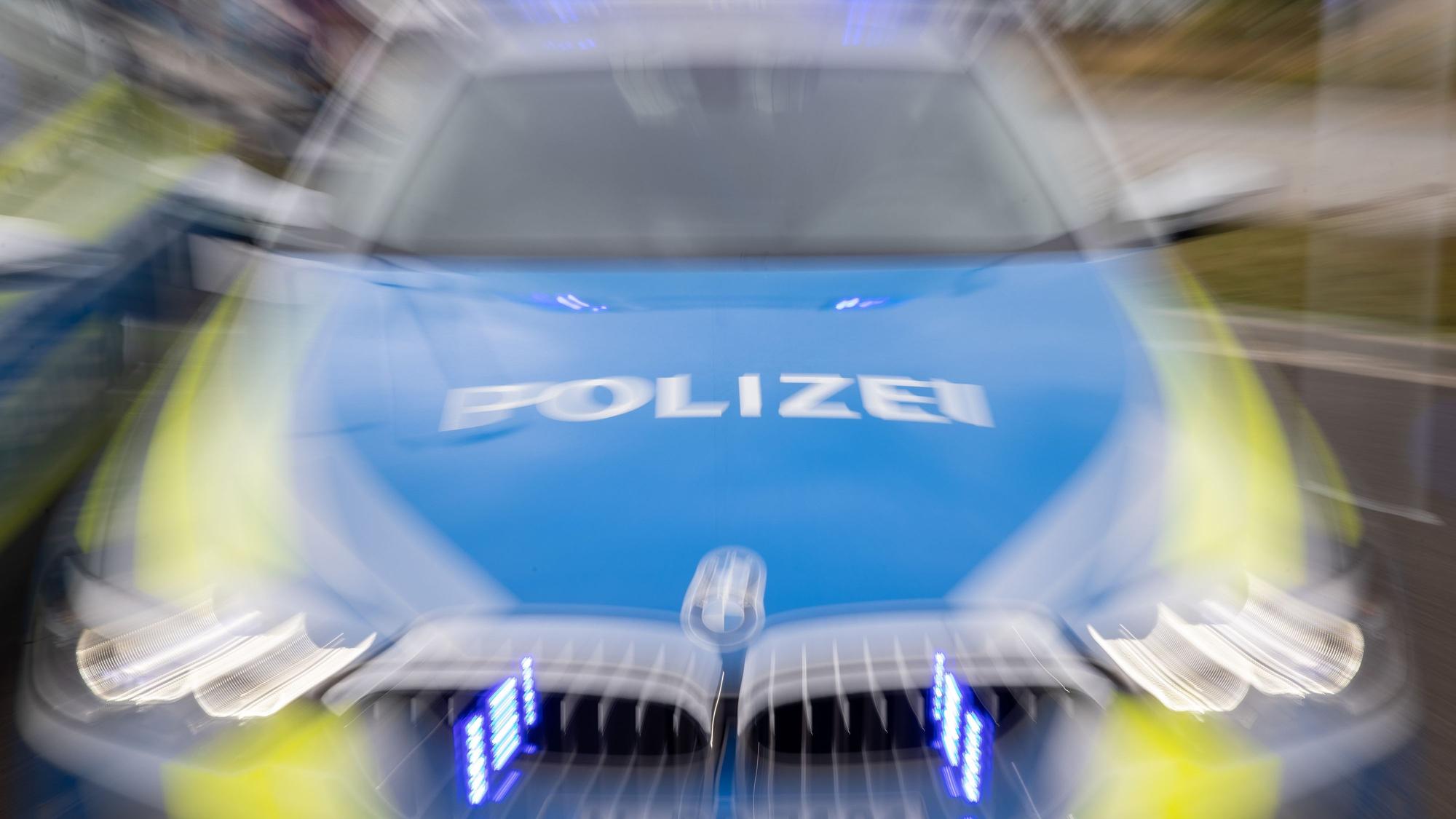 Das Foto zeigt einen Polizeiwagen im Einsatz.
