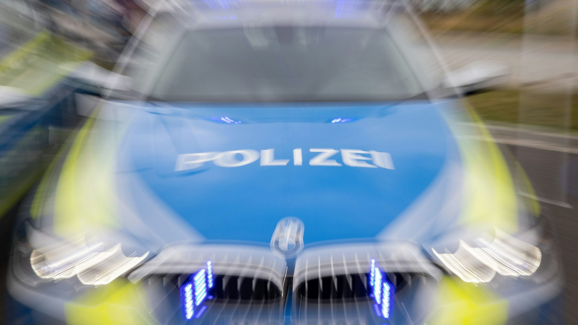 Das Foto zeigt einen Polizeiwagen im Einsatz.