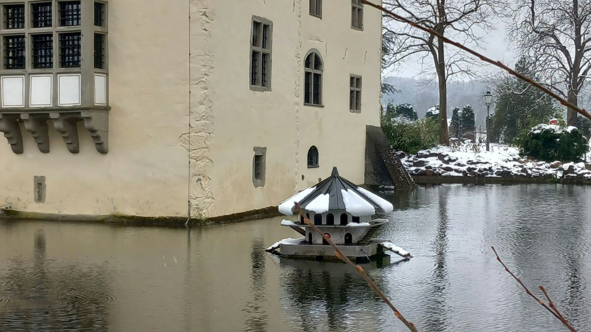 Wassergraben an Burg Odenhausen in Berkum