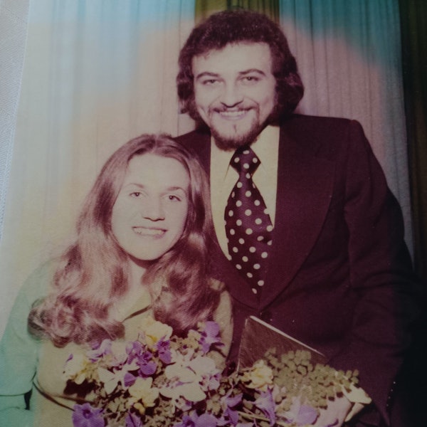 Das Ehepaar bei seiner Hochzeit. Michael (r.) trägt eine Krawatte mit Punkten.