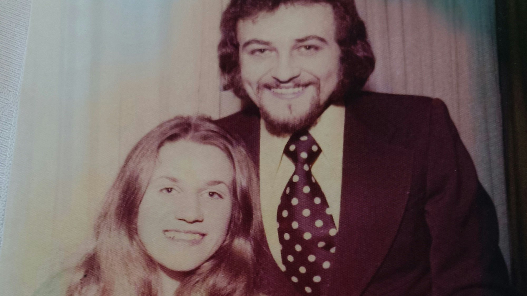 Das Ehepaar bei seiner Hochzeit. Michael (r.) trägt eine Krawatte mit Punkten.