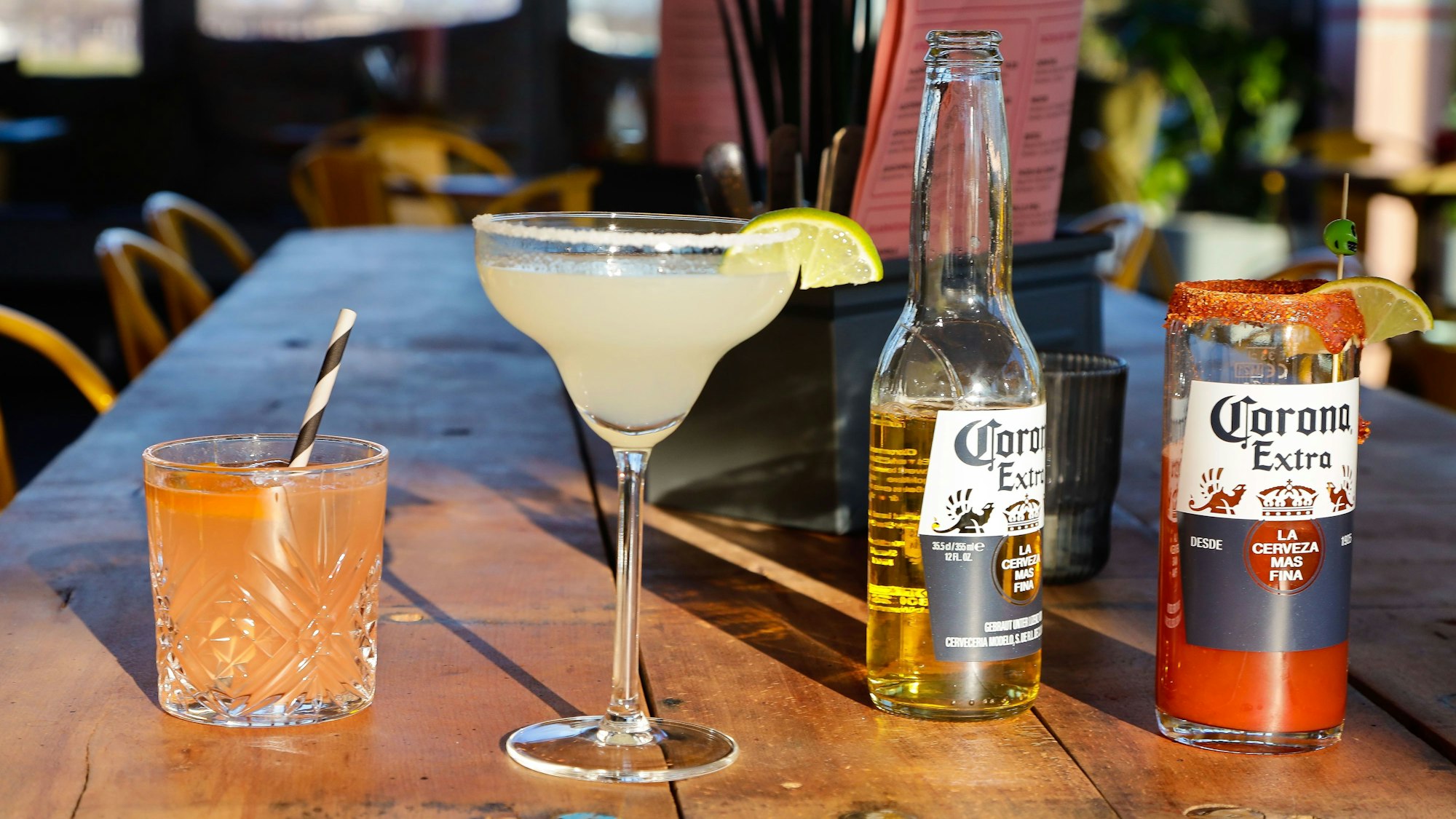 vier verschiedene Getränke stehen nebeneinander auf einem Tisch