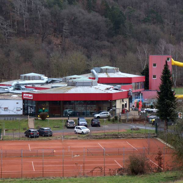 Außenansicht des Eifelbades von schräg oben. Das Dach ist gut zu erkennen.