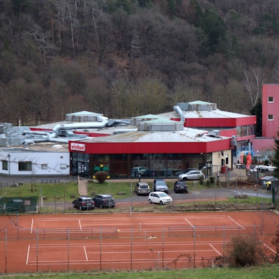 Außenansicht des Eifelbades von schräg oben. Das Dach ist gut zu erkennen.