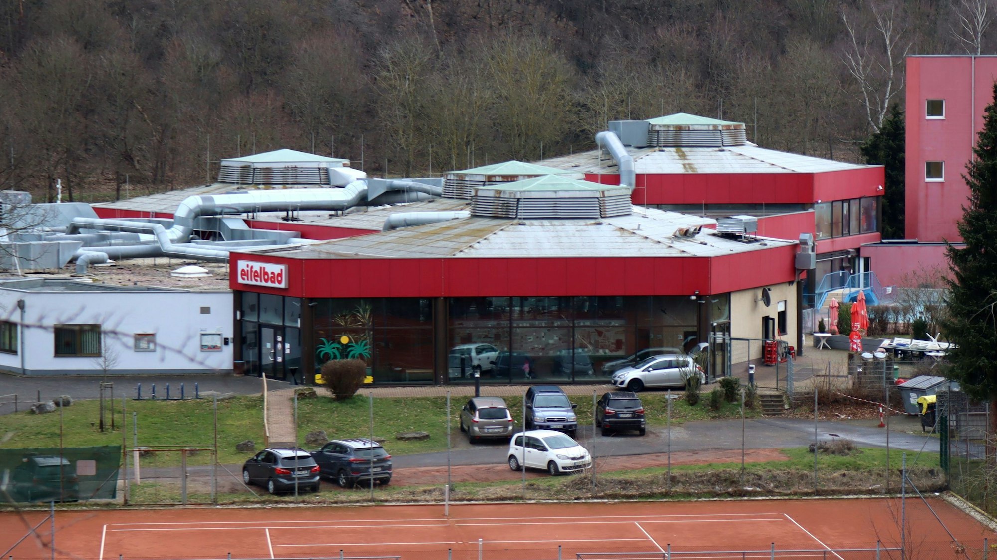 Außenansicht des Eifelbades von schräg oben. Das Dach ist gut zu erkennen.