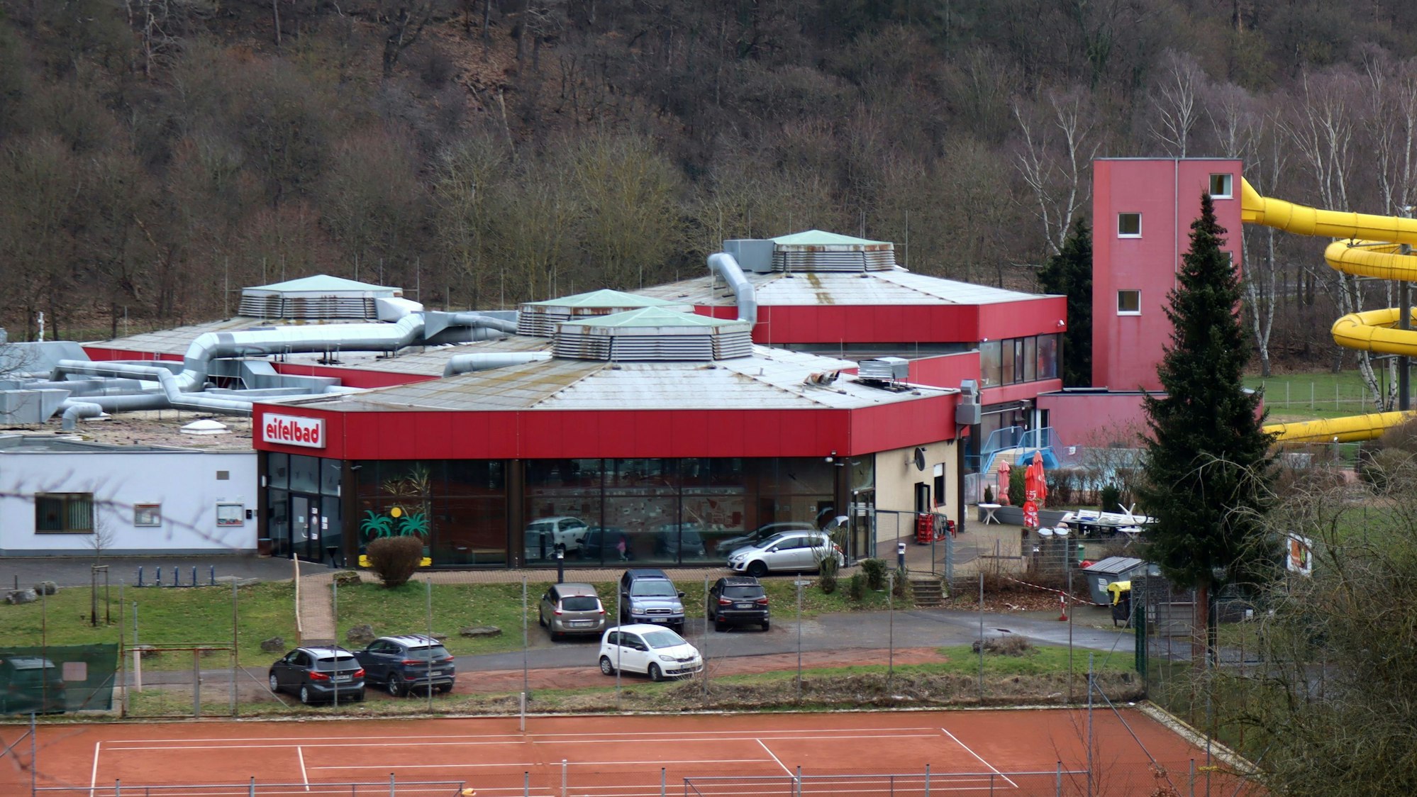 Das Gelände des Eifelbades in Bad Münstereifel. Rechts befindet sich ein Außenbecken mit einer Rutsche.