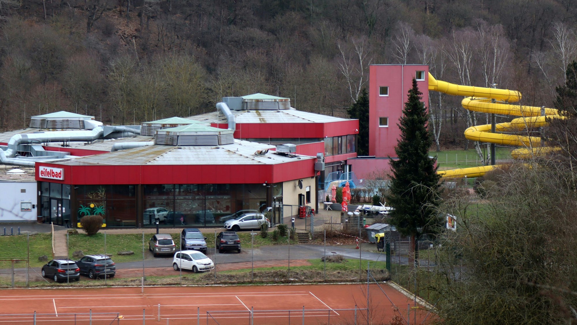 Ein Luftbild zeigt das Eifelbad in Bad Münstereifel von außen. Rechts ist eine gelbe Rutsche zu erkennen.
