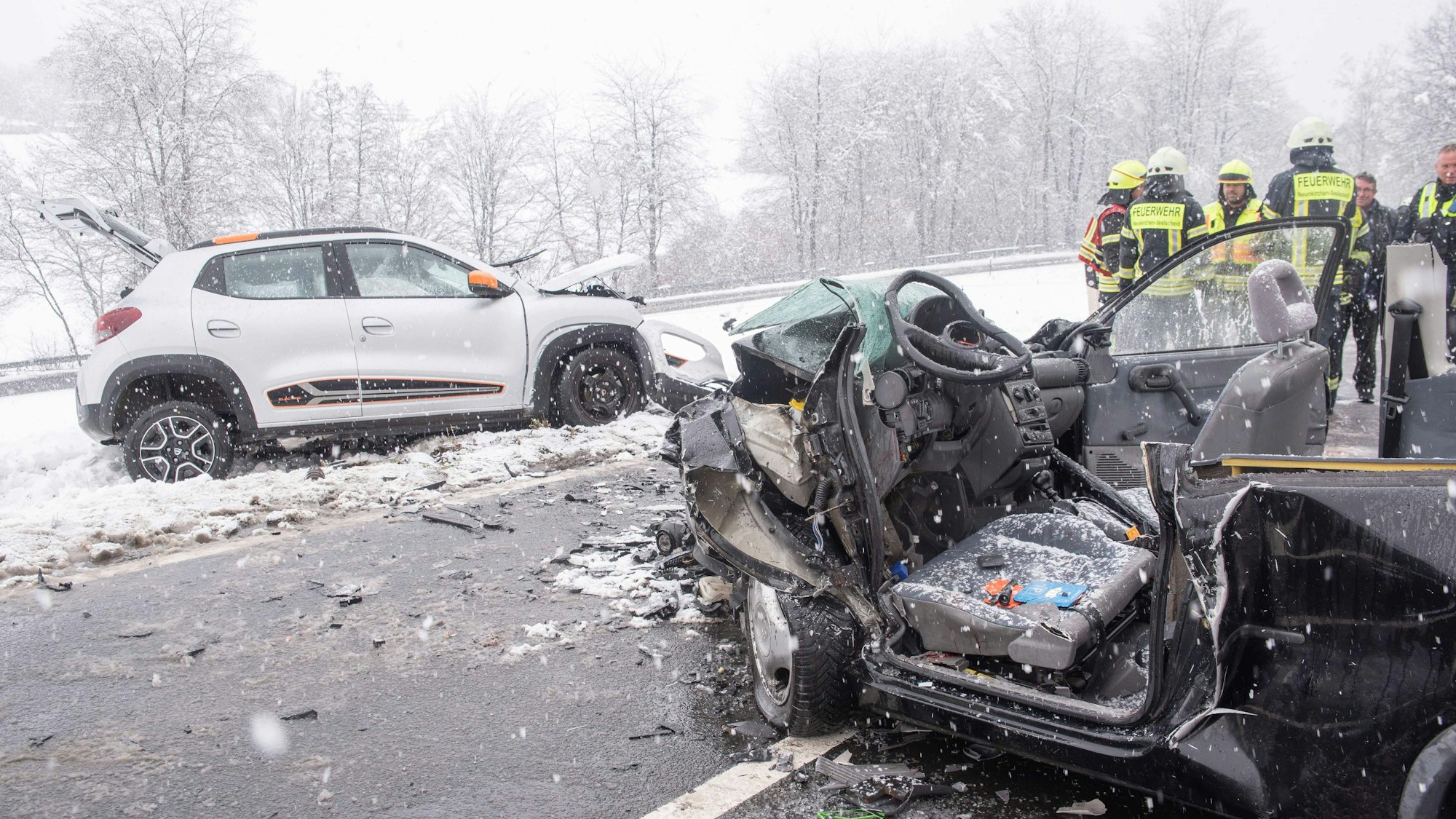 Ein Unfall auf der verschneiten Bundesstraße 507 mit einem schwer beschädigten Auto