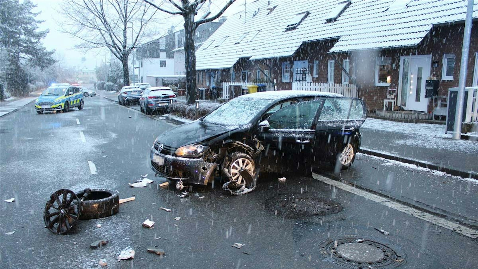 Die beteiligten Autos stehen an der Unfallstelle, dazu Rettungskräfte.