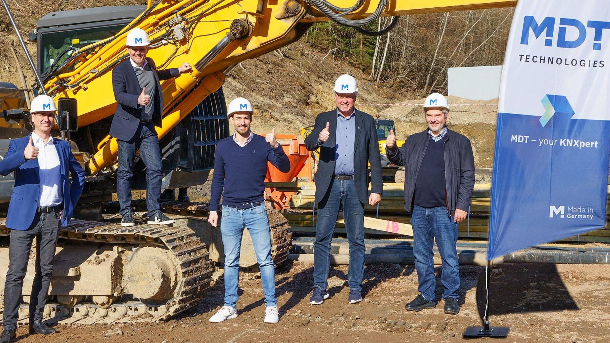 Die MDT-Führungsriege mit Dietrich Bertram, Geschäftsführer Roger Karner, Steffen Hirsch und Hans-Joachim Kremer sowie Bürgermeister Dr. Gero Karthaus vor einem Bagger.