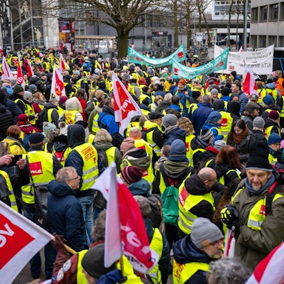 Demonstranten laufen mit Plakaten durch die Innenstadt.