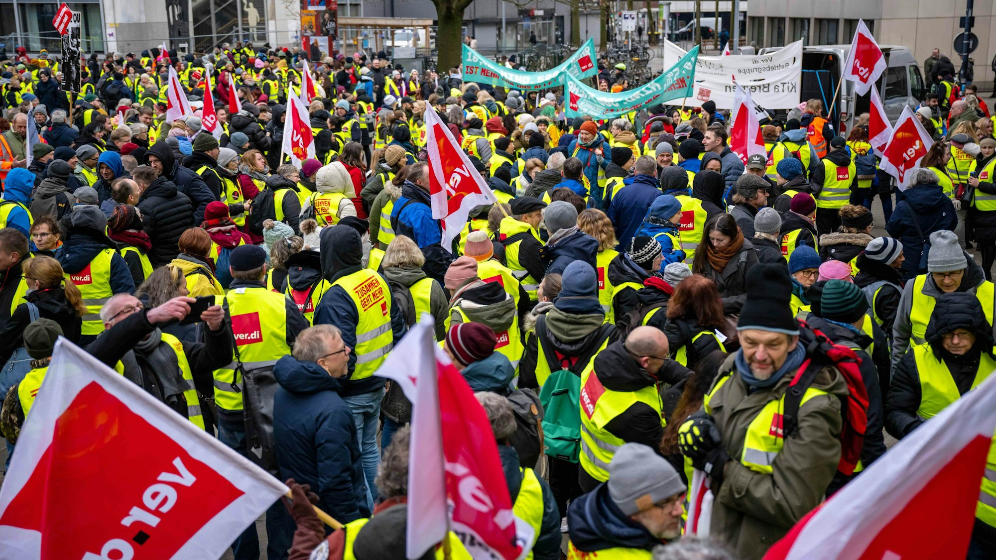 Demonstranten laufen mit Plakaten durch die Innenstadt.