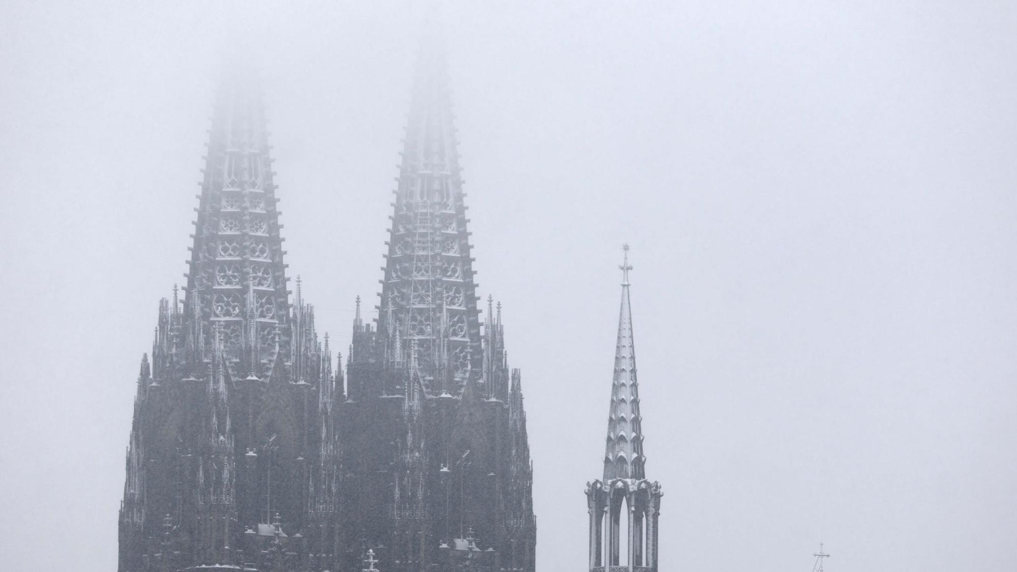 Der verschneite Kölner Dom.