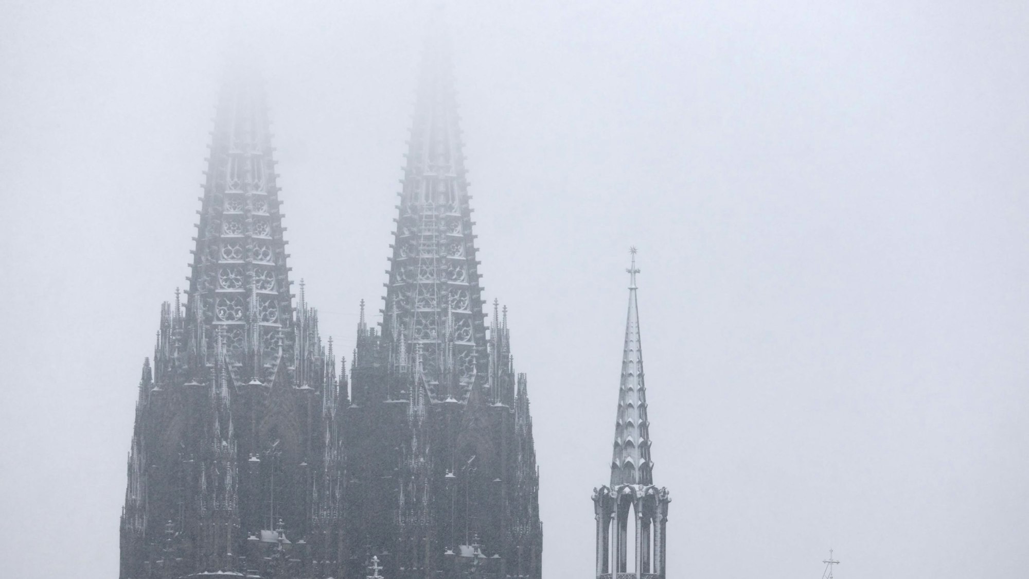 Der verschneite Kölner Dom.