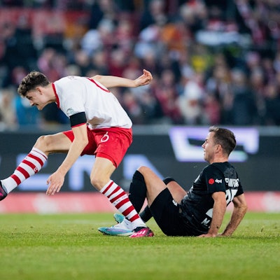 Eric Martel hat sich auf der Sechs etabliert. Hier nimmt er Mario Götze beim Spiel gegen Eintracht Frankfurt am 20. Spieltag den Ball ab. (Archivfoto)