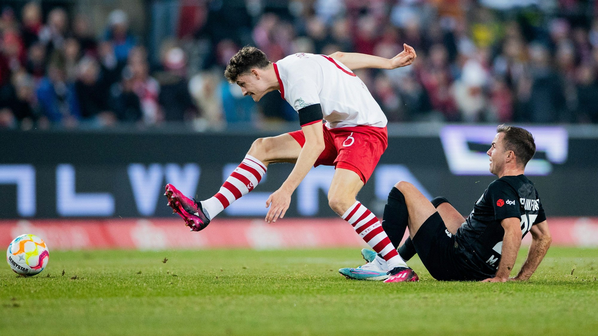 Eric Martel hat sich auf der Sechs etabliert. Hier nimmt er Mario Götze beim Spiel gegen Eintracht Frankfurt am 20. Spieltag den Ball ab. (Archivfoto)