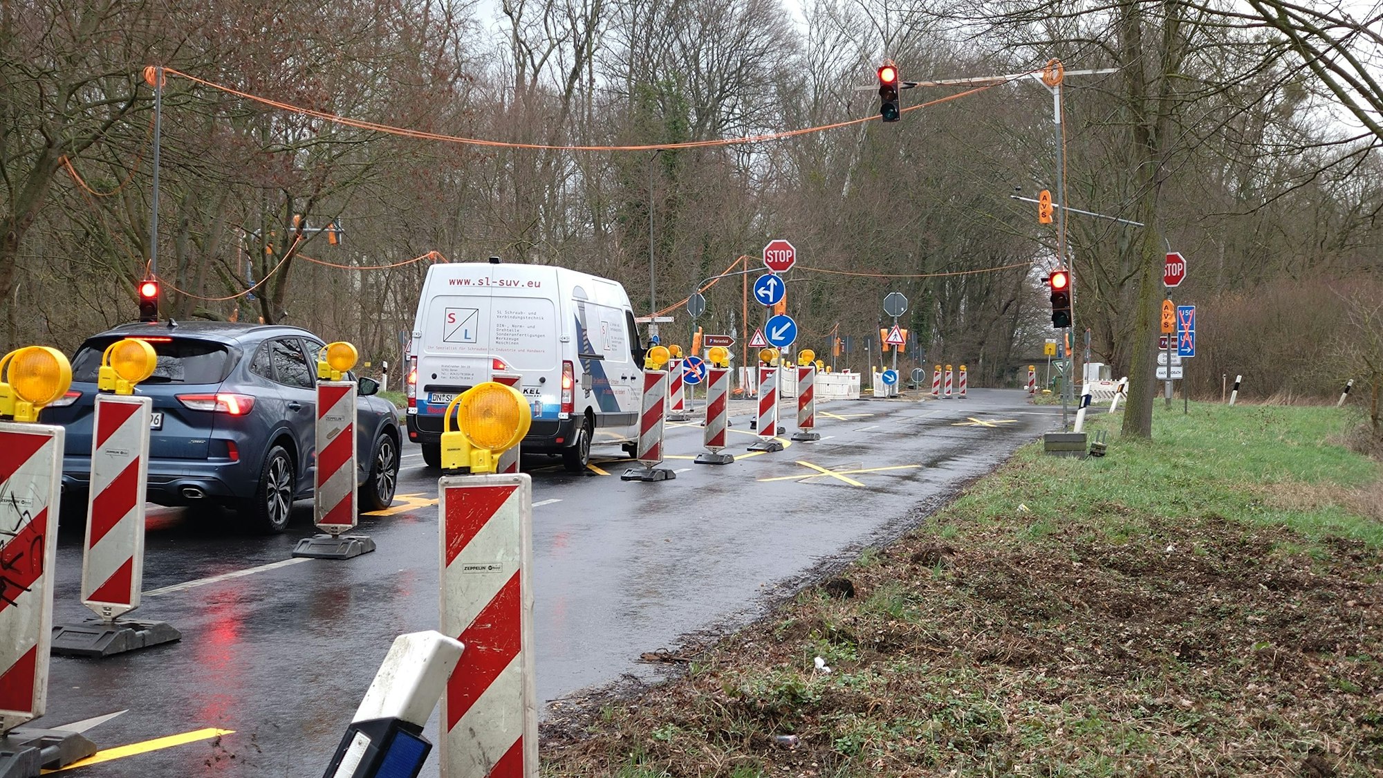 Das Foto zeigt die L 163 in Kerpen. Die Staus an der dortigen Baustellenampel wirken sich zu bestimmten Tageszeiten im gesamten Stadtgebiet aus.