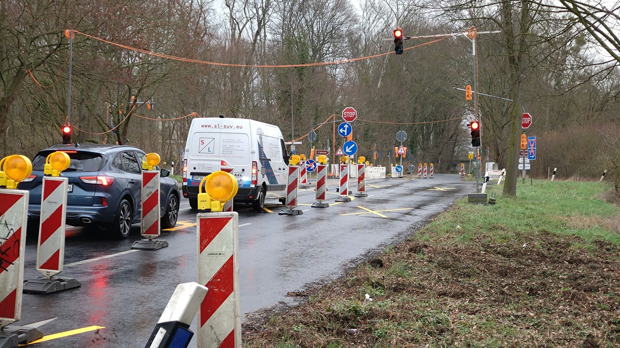 Das Foto zeigt die L 163 in Kerpen. Die Staus an der dortigen Baustellenampel wirken sich zu bestimmten Tageszeiten im gesamten Stadtgebiet aus.