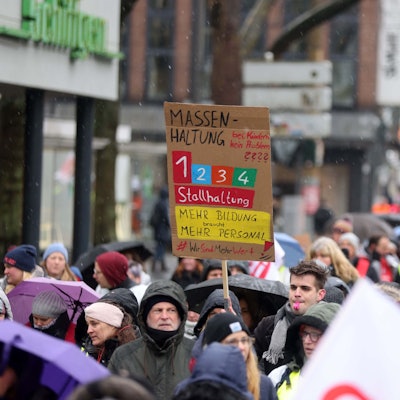 Eltern und Kita-Personal demonstrierten am Mittwoch in Köln.
