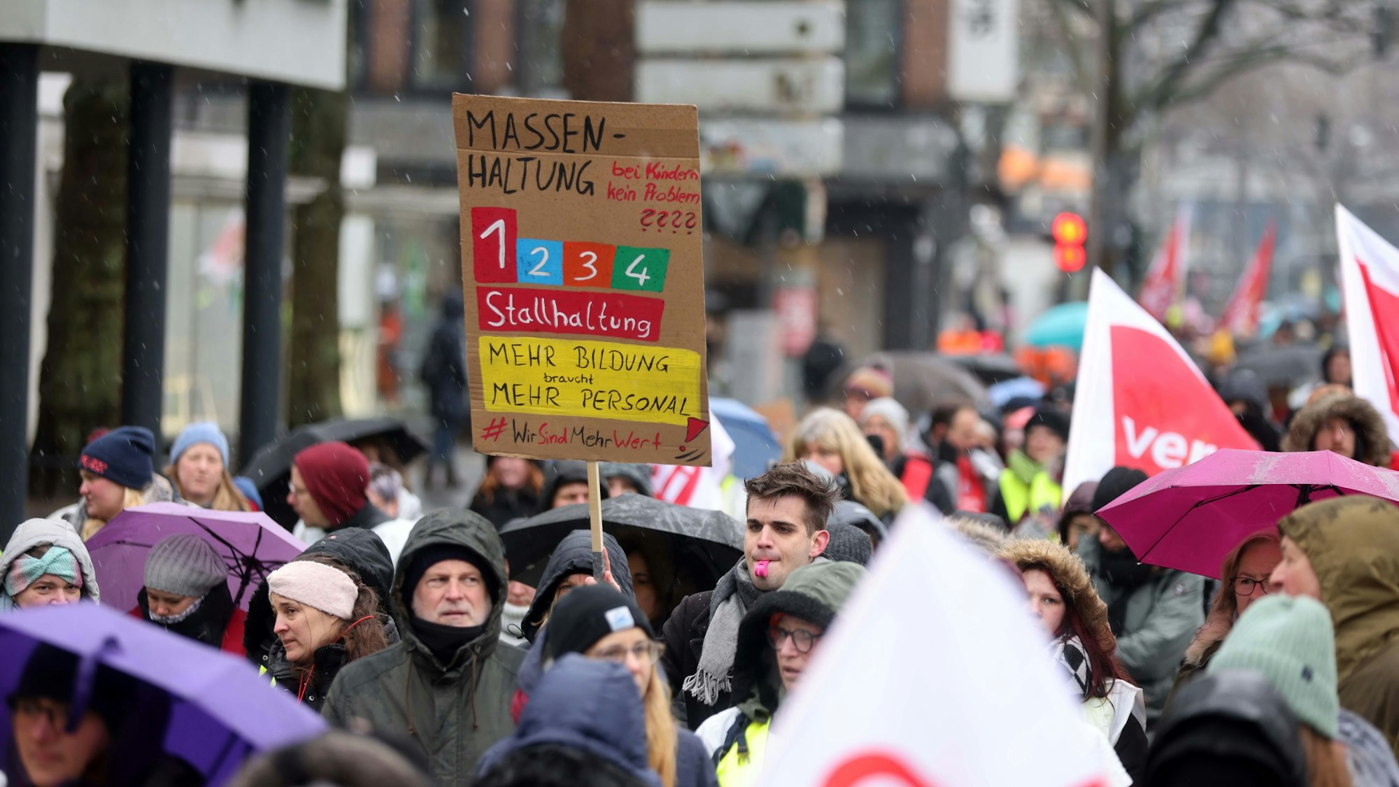 Eltern und Kita-Personal demonstrierten am Mittwoch in Köln.
