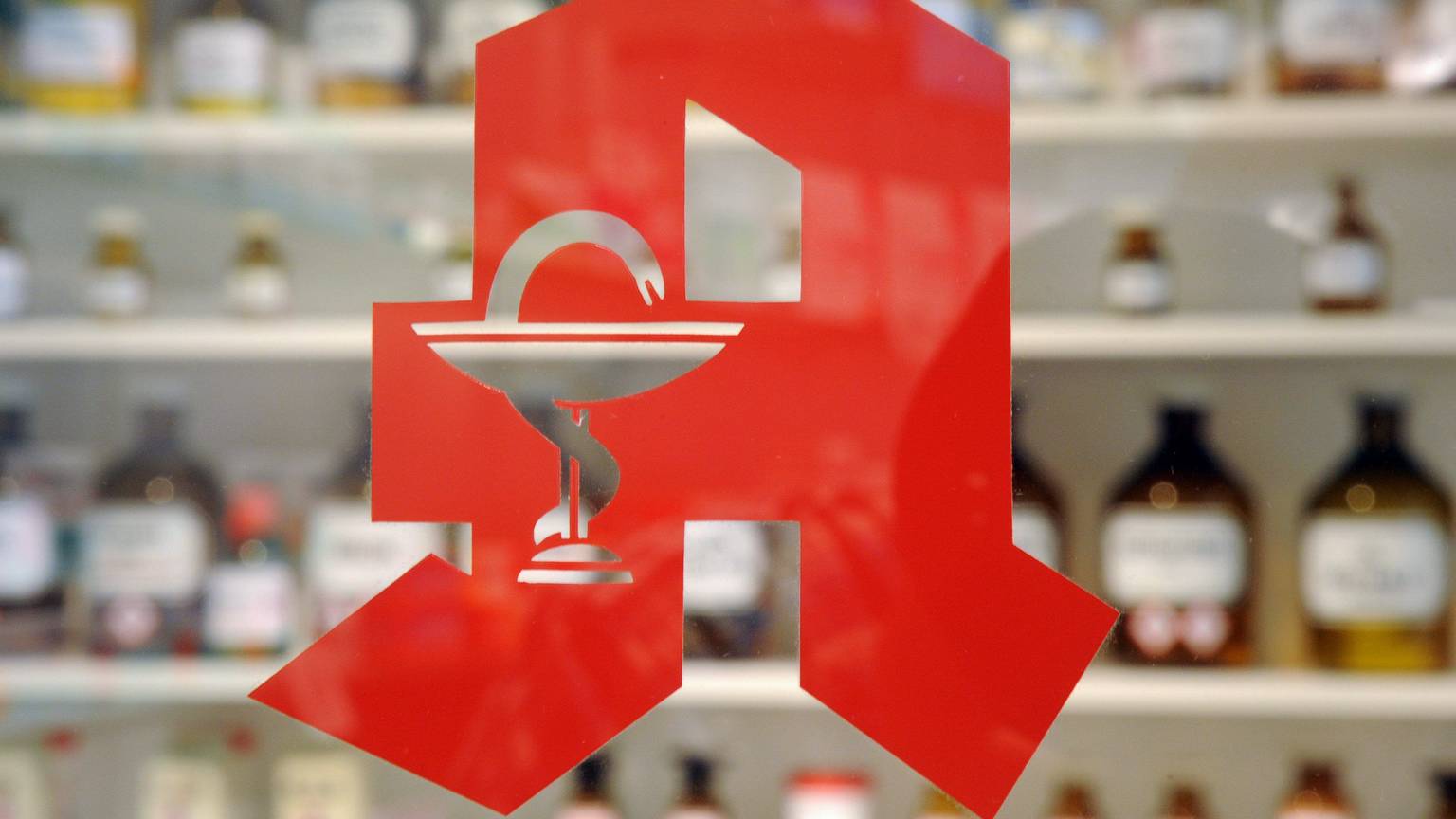 Das Logo an der Tür einer Apotheke. (Symbolbild)