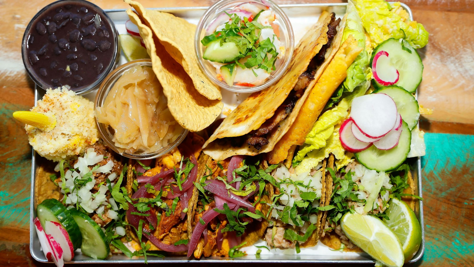 verschiedene mexikanische Spezialitäten angerichtet auf einer silbernen Platte
