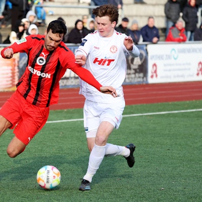 Daniel Detlef Hammel KM li. gegen Finn Torge Bauens SC re. Fussball Regionalliga West, 24. Spieltag, 1. FC Kaan-Marienborn - SC Fortuna Koeln Köln, am 25.02.2023 in Siegen/Deutschland. *** Daniel Detlef Hammel KM li against Finn Torge Bauens SC re Football Regionalliga West, Matchday 24, 1 FC Kaan Marienborn SC Fortuna Koeln Köln , on 25 02 2023 in Siegen Germany