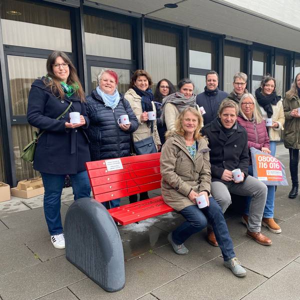 Zu einem Gespräch bei Kaffee und Tee kamen Vertreterinnen der drei Einrichtungen des Vereins Frauen helfen Frauen mit Landrat Markus Ramers (vorne) und Bürgermeister Sacha Reichelt zusammen.