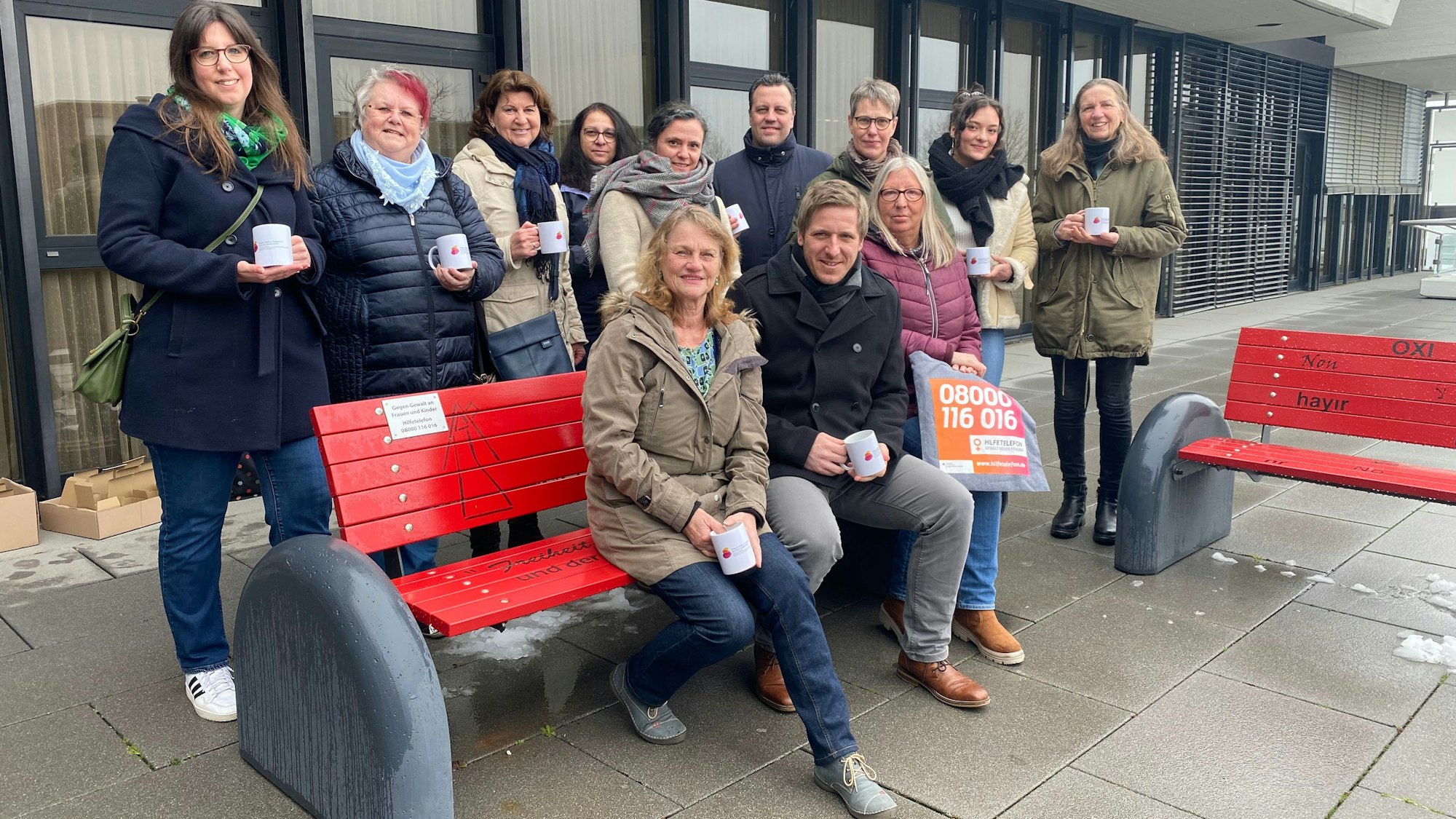 Zu einem Gespräch bei Kaffee und Tee kamen Vertreterinnen der drei Einrichtungen des Vereins Frauen helfen Frauen mit Landrat Markus Ramers (vorne) und Bürgermeister Sacha Reichelt zusammen.