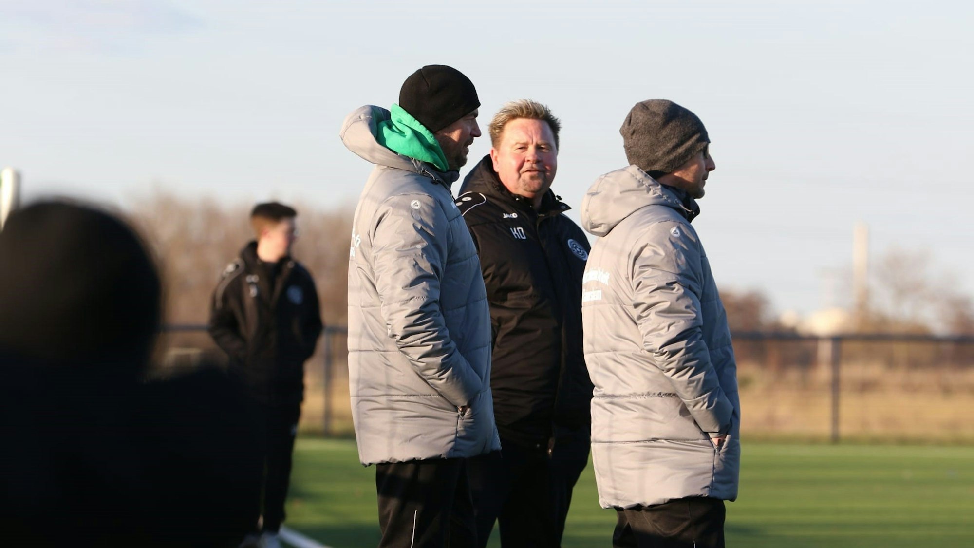 Klaus Dietsch steht am Spielfeldrand.