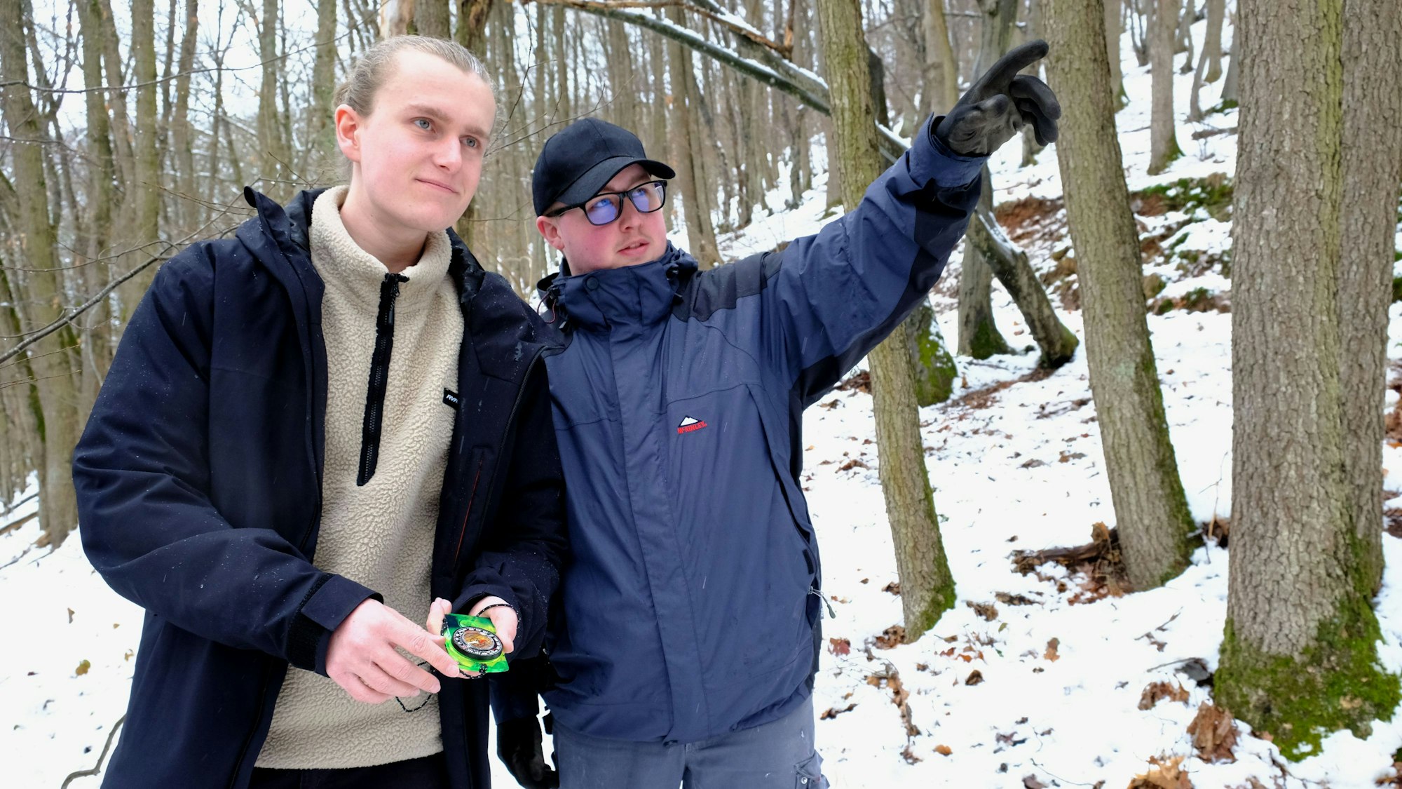 Die Jugendherbergs-Azubis Henri-Leon Kühn (l.) und Bastian Schumacher stellten ihr Natur-Bushcraft-Pauschalangebot in der Eifel vor.