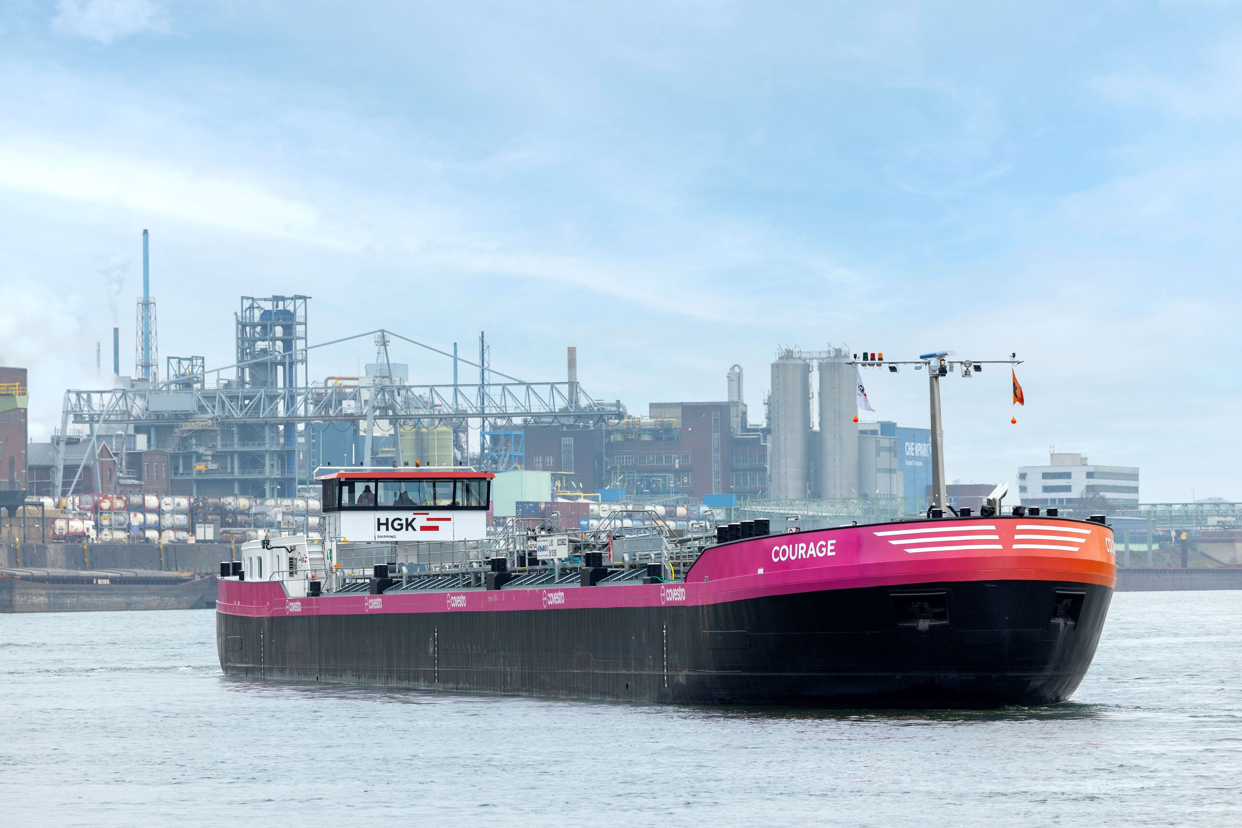 In den Covestro-Farben ist das neue Niedrigwasserschiff der HGK Shipping lackiert.
