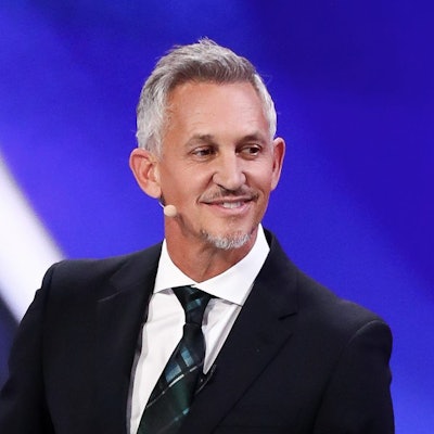 ARCHIV - 01.12.2017, Russland, Moskau: Fußball: Auslosung der Gruppen für die Vorrunde der Fußball-Weltmeisterschaft 2018 am 01.12.2017 im Kremlpalast in Moskau (Russland). Der ehemalige Fußballspieler von England Gary Lineker steht bei der Auslosung auf der Bühne. (zu dpa: «Asylgesetz mit Nazi-Deutschland verglichen - BBC rügt Lineker») Foto: Christian Charisius/dpa +++ dpa-Bildfunk +++