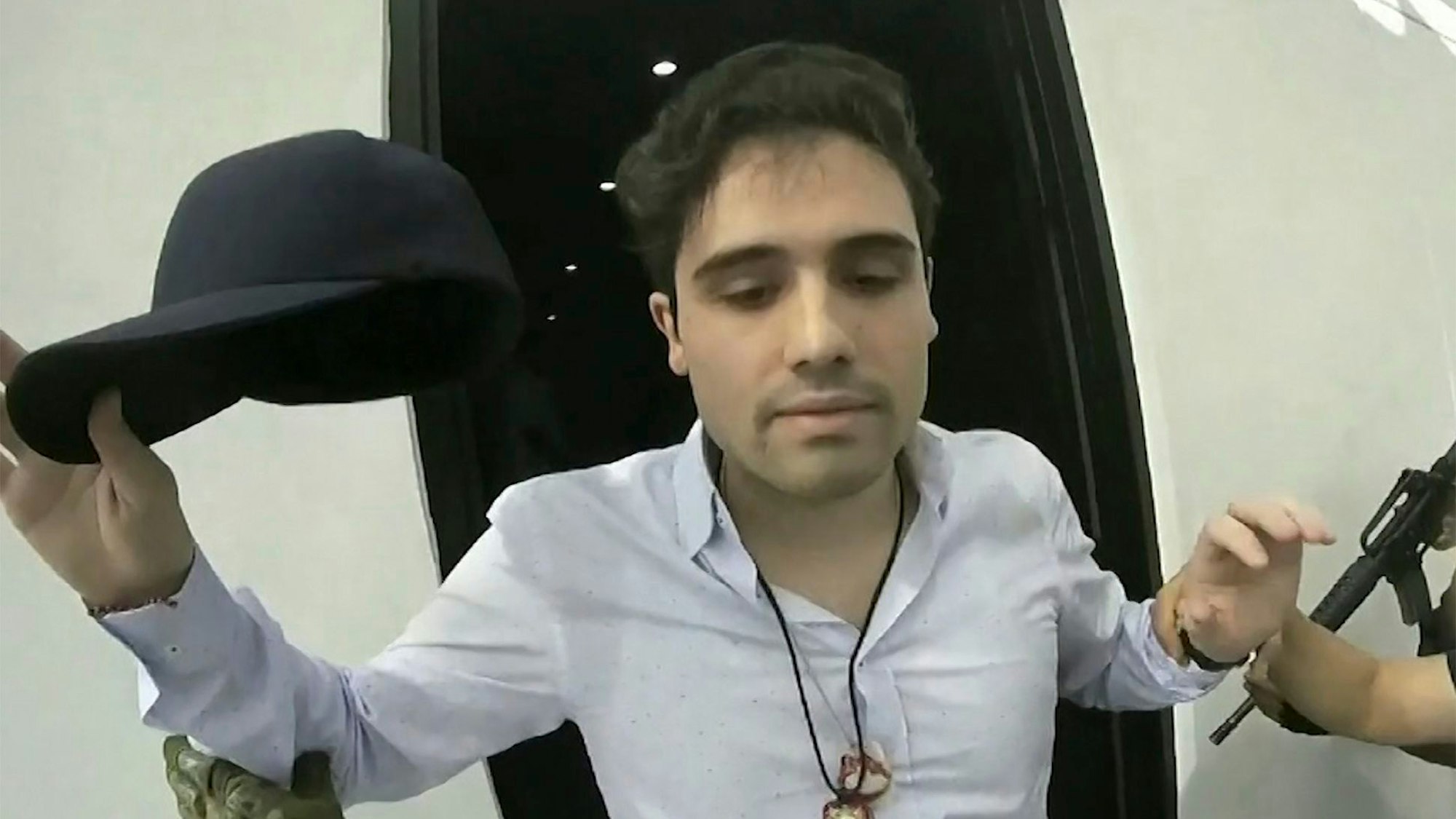 Dieses Handout vom 17. Oktober 2019 aus einem von der mexikanischen Regierung zur Verfügung gestellten Video zeigt Ovidio Guzman Lopez, einer der Söhne des inhaftierten Drogenbosses Joaquin «El Chapo» Guzman, zum Zeitpunkt seiner Festnahme.