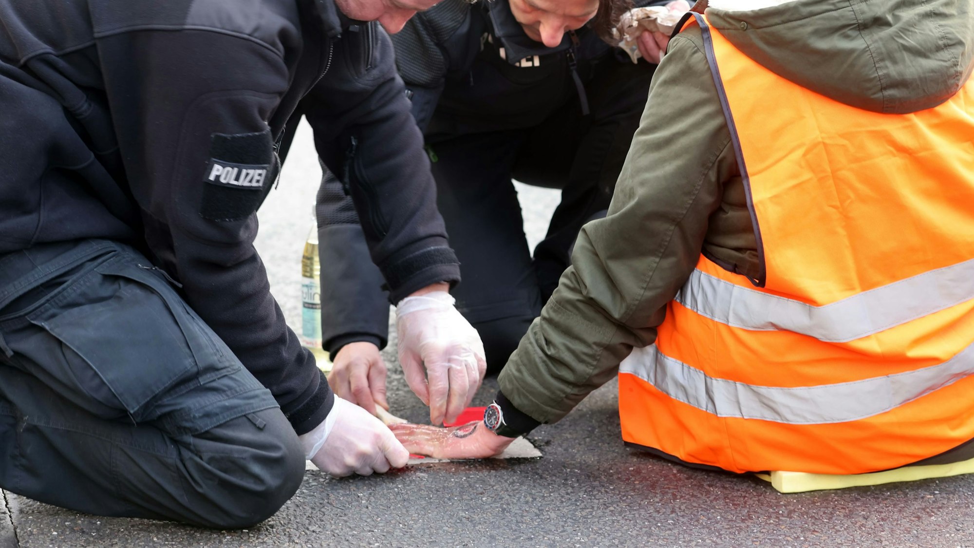 Klima-Aktivisten der „Letzten Generation“ werden durch Einsatzkräfte der Polizei von der Straße gelöst. (Archivfoto)