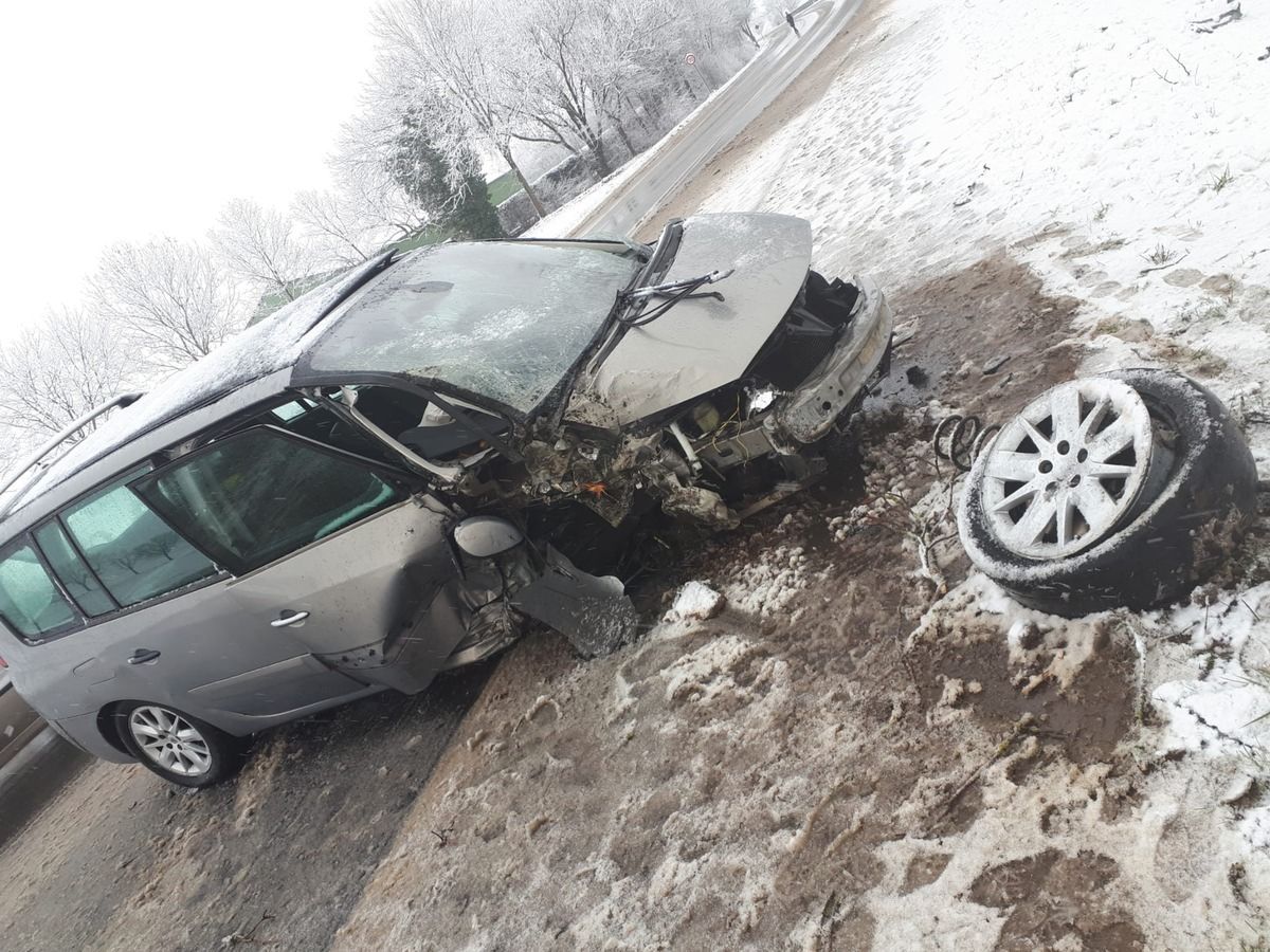 Das Foto zeigt ein stark beschädigtes Auto, ein Rad wurde bei dem Alleinunfall aus der Aufhängung gerissen.