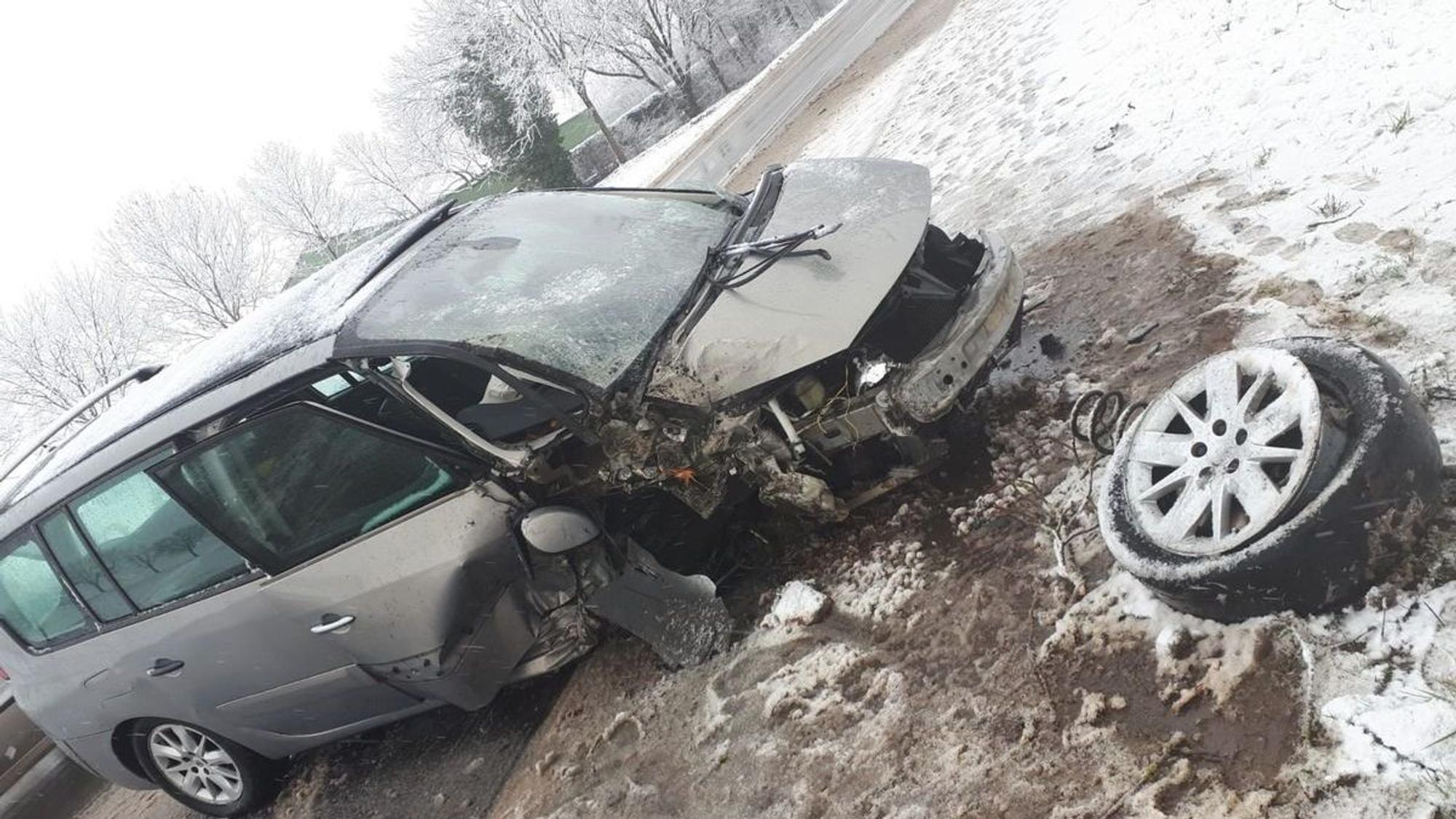 Das Foto zeigt ein stark beschädigtes Auto, ein Rad wurde bei dem Alleinunfall aus der Aufhängung gerissen.