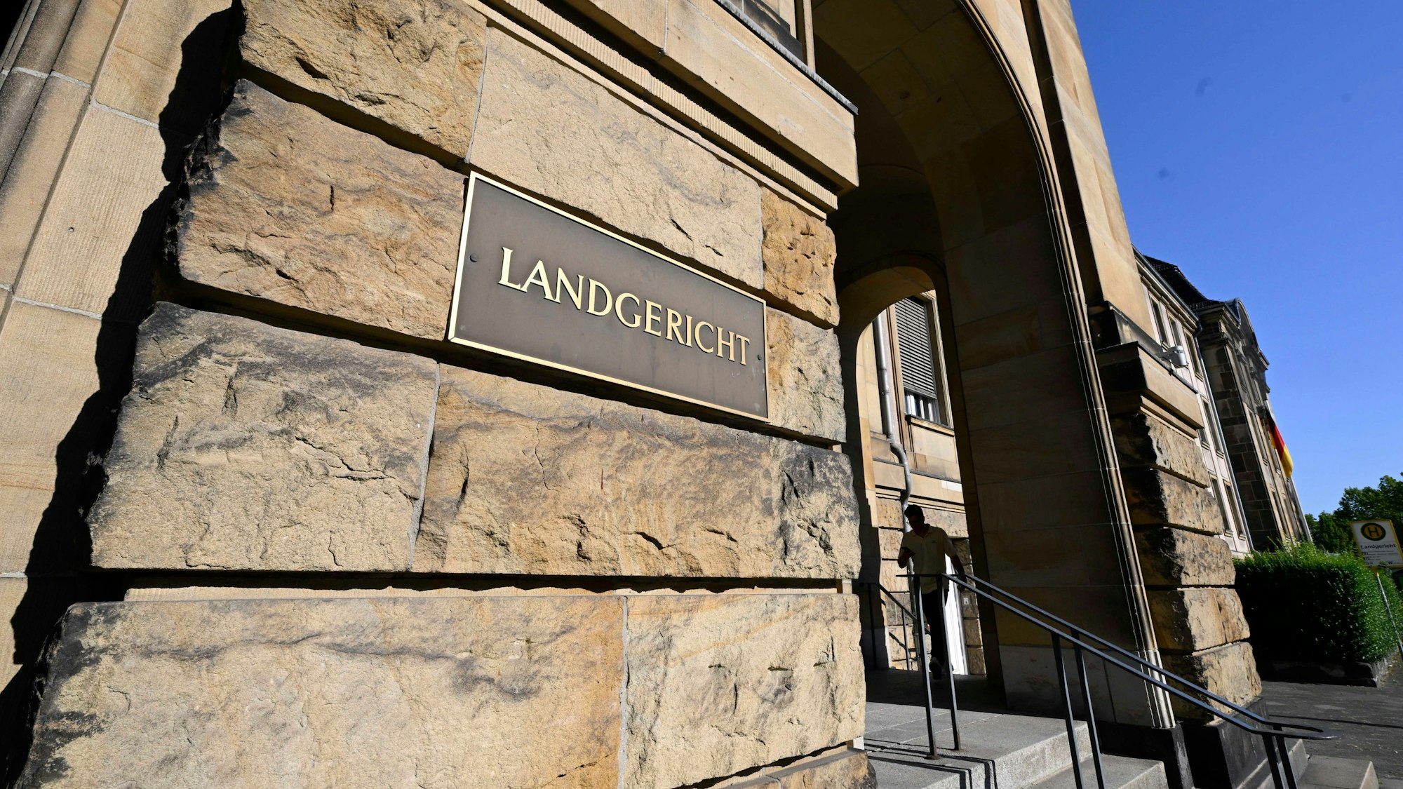 Ein Vater ist wegen Kindesmisshandlung zu 13 Jahren Haft verurteilt.