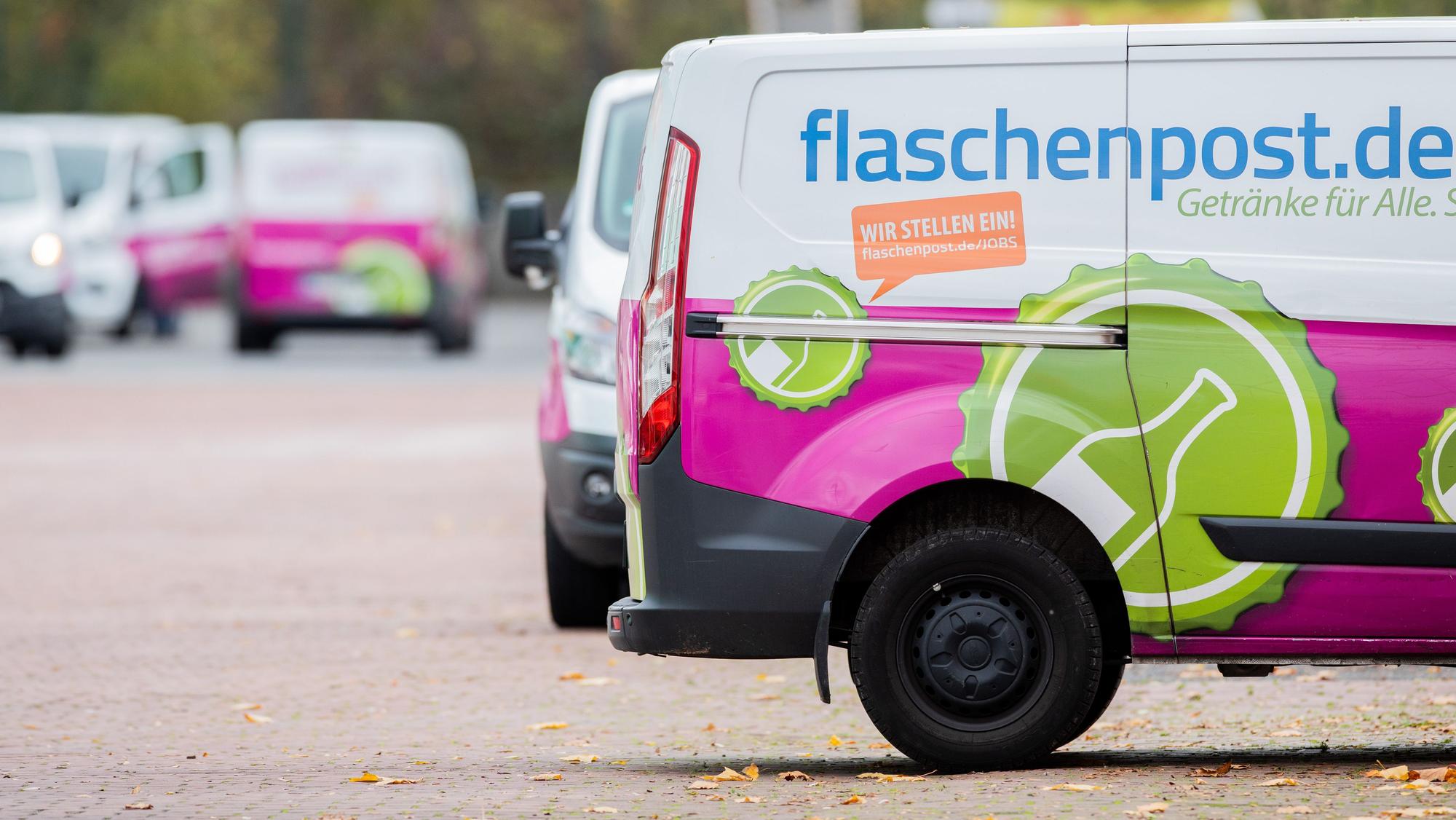 Lieferfahrzeuge von Flaschenpost. Flaschenpost bringt nun auch Alnatura-Produkte nach Hause.