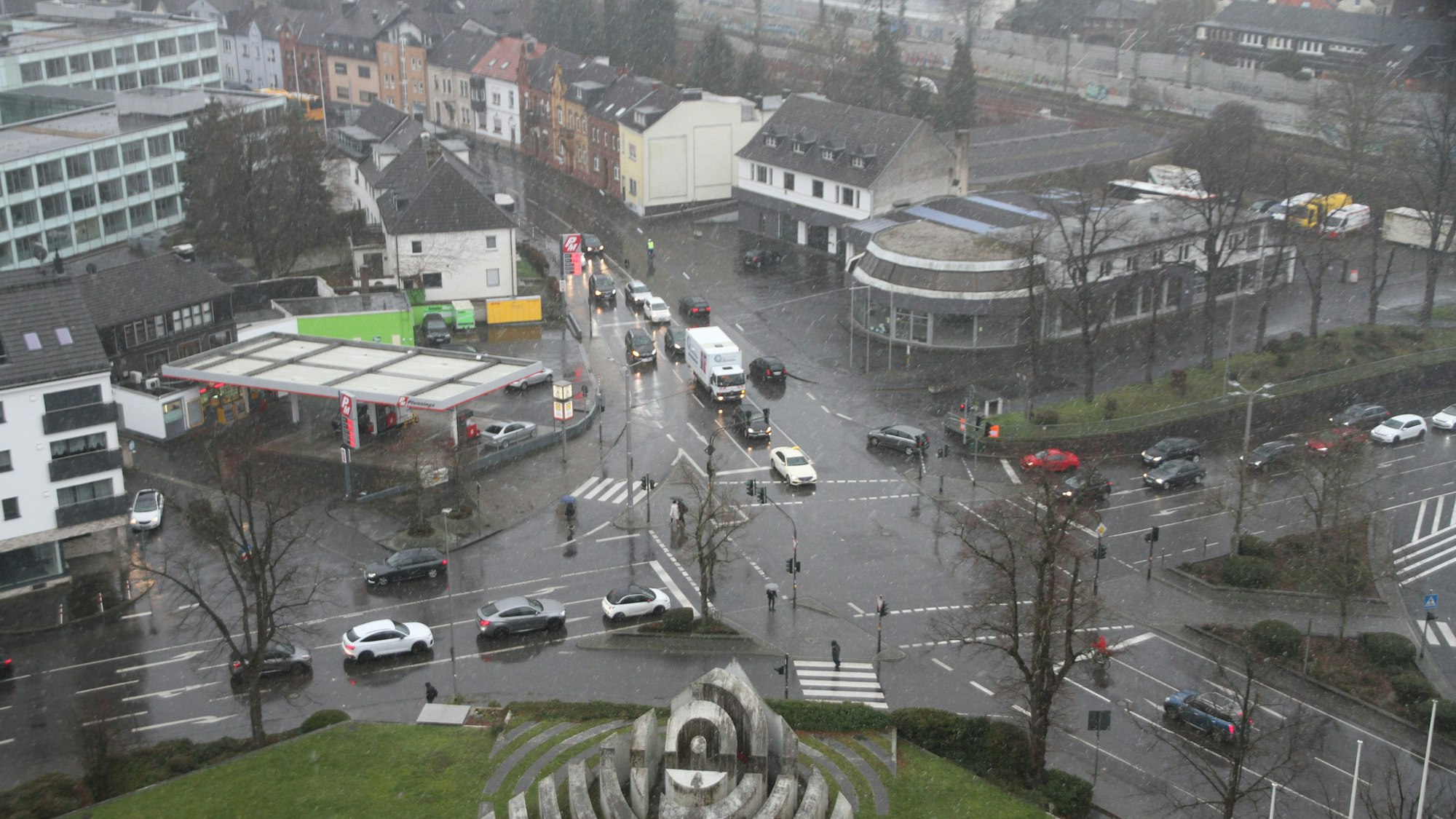 Aus der Vogelperspektive ist eine stark befahrene Kreuzung fotografiert.