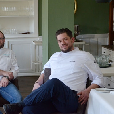 Oliver Röder, der Geschäftsführer vom Bembergs Häuschen und Küchenchef Filip Czmok sitzen im Gastraum ihres erneut ausgezeichneten Restaurants.