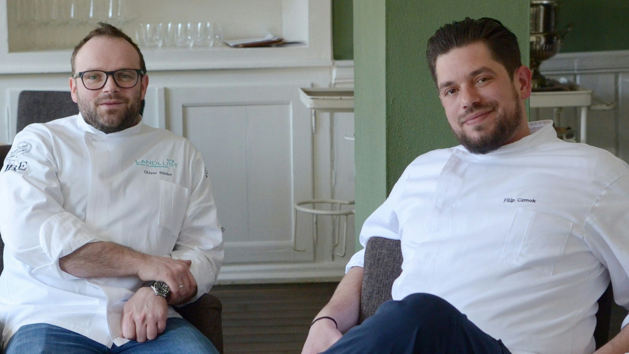 Oliver Röder, der Geschäftsführer vom Bembergs Häuschen und Küchenchef Filip Czmok sitzen im Gastraum ihres erneut ausgezeichneten Restaurants.